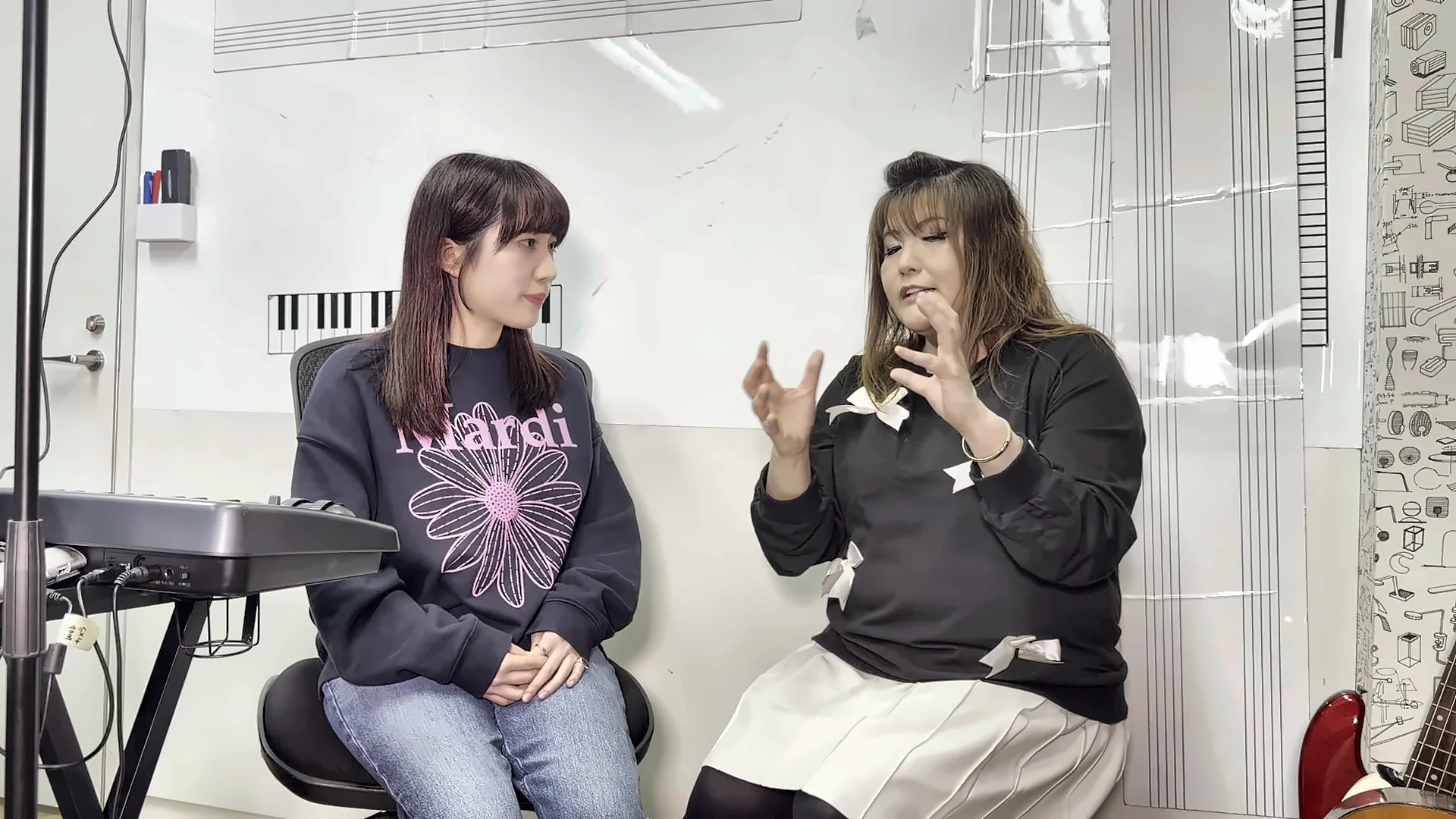 理由① 3D Voice理論：講師が両手の動きで立体的な発声を実演する