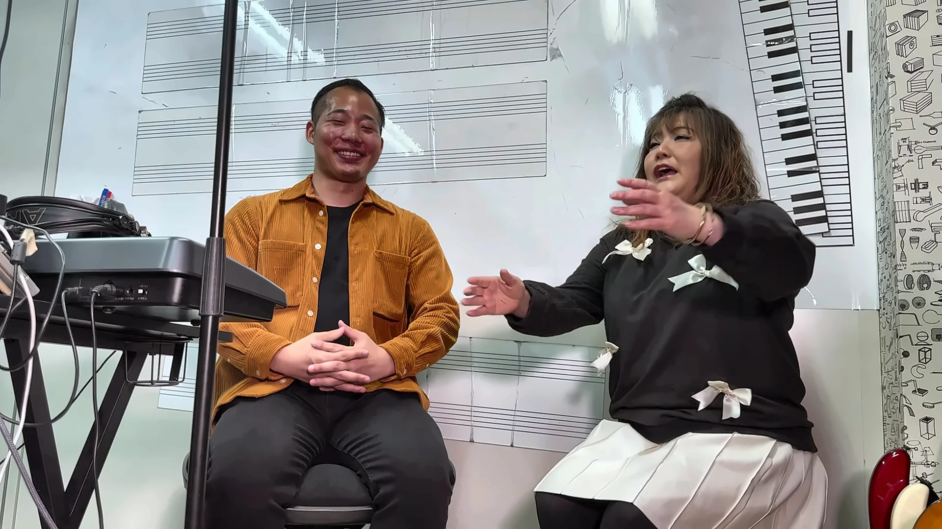 Vocal Campのレッスン風景：講師が両手を広げ歌唱を実演する動的な指導