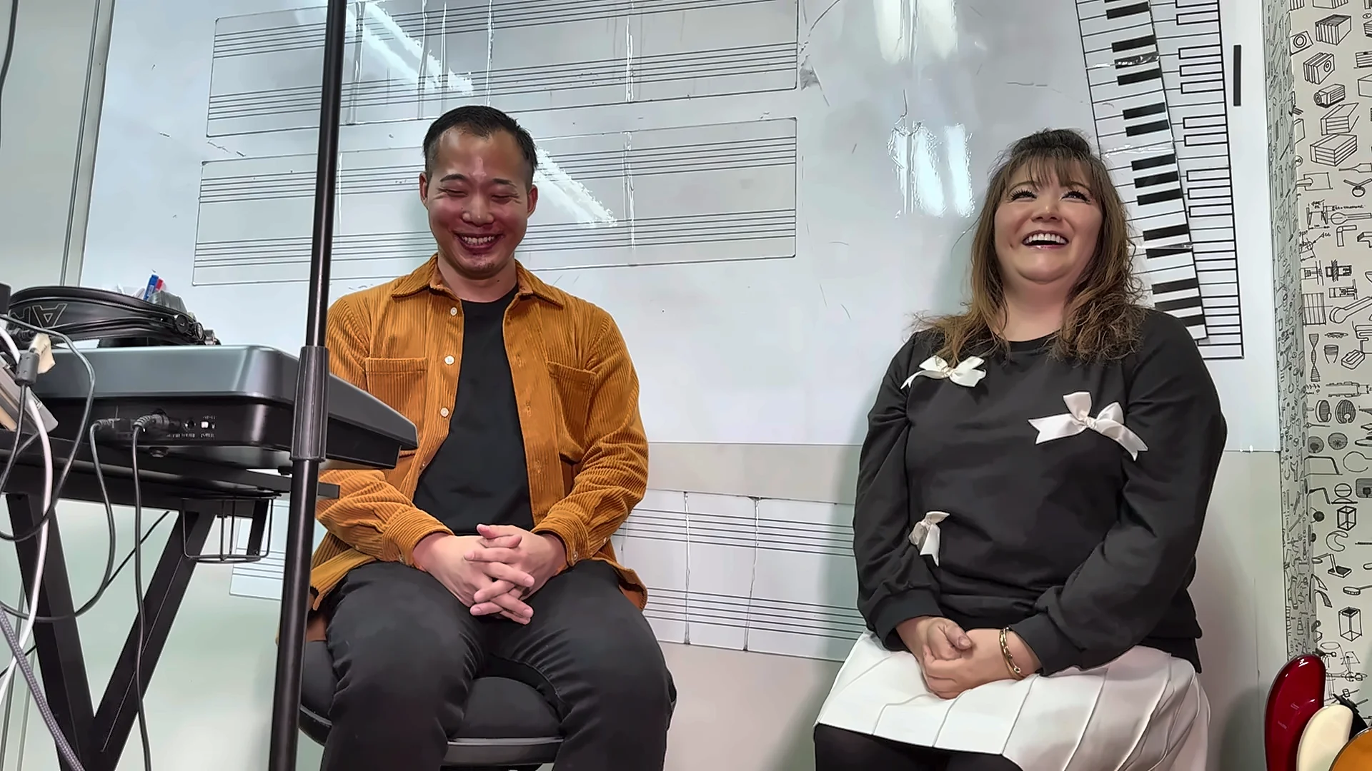 Vocal Camp 講師と受講生が笑顔で対話するレッスン風景